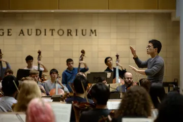Yoshiaki Onishi (conducting)