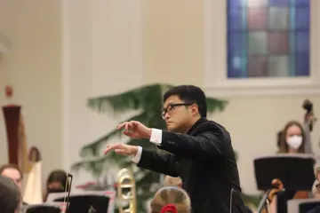 Yoshiaki Onishi (conducting) — photo © 2022 by Allison Davis