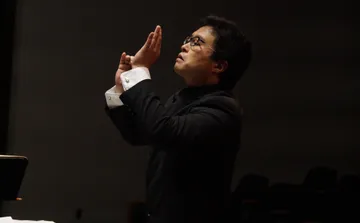Yoshiaki Onishi (conducting) — photo © 2019 by Dale Lloyd